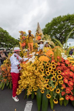 Funchal; Madeira; Portekiz - 22 Nisan; 2018: bir grup insan üzerinde çiçek float Madeira çiçek Festivali geçit töreninde Funchal Madeira Adası, renkli kostümleri. Portekiz.