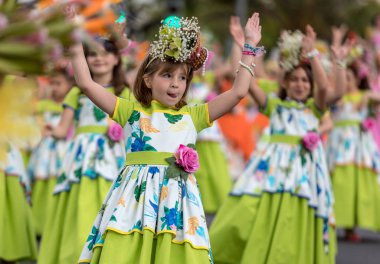 Funchal; Madeira; Portekiz - 22 Nisan; 2018: kız renkli kostümleri bir grup dans Madeira çiçek Festivali geçit töreninde Funchal, Madeira Adası üzerinde. Portekiz.