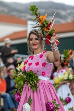 Funchal; Madeira; Portekiz - 22 Nisan; 2018: Madeira çiçek Festivali Parade, Funchal, Madeira, Portekiz, renkli bir kostüm kadında