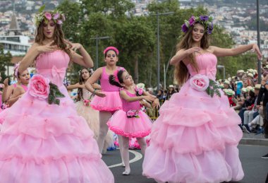 Funchal; Madeira; Portekiz - 22 Nisan; 2018: bir grup insan pembe kostümleri dans Madeira çiçek Festivali geçit töreninde Funchal, Madeira Adası üzerinde. Portekiz.