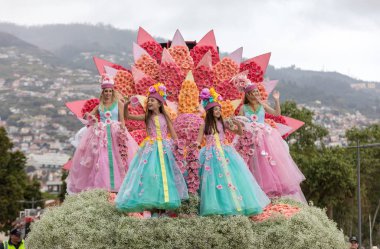 Funchal; Madeira; Portekiz - 22 Nisan; 2018: kızlar çiçek float Madeira çiçek Festivali geçit töreninde Funchal Madeira Adası, üzerinde renkli kostümleri. Portekiz.