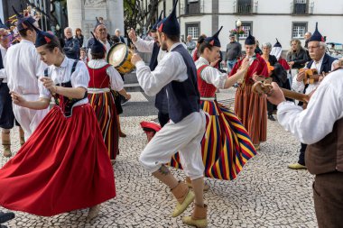 Funchal, Portekiz - 19 Nisan 2018: Halk müzisyenler ve dansçılar Avenida Arriaga Funchal Madeira Adası, Portekiz performans.