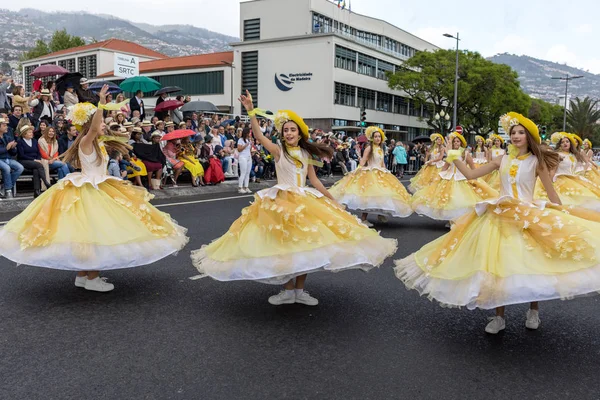 フンシャル マデイラ ポルトガル 2018 黄色い衣装の女性のグループ マデイラ島のフンシャル マデイラの花フェスティバル パレードで踊っています ポルトガル — ストック写真