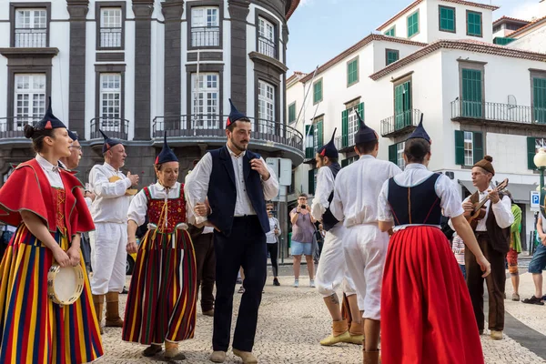 Funchal Portugal Abril 2018 Músicos Populares Bailarines Que Actúan Avenida — Foto de Stock