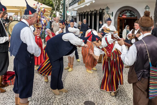Funchal Portugal Abril 2018 Músicos Populares Bailarines Que Actúan Avenida —  Fotos de Stock