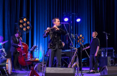 Krakov, Polonya - 26 Nisan 2018: Amerikan caz vokalisti Stacey Kent ile performansını ona eşlik eden dörtlüsü Kijow.Centre sahnede, Krakow, Polonya. Döngüsü - büyük müzik dünya bir konser olduğunu 