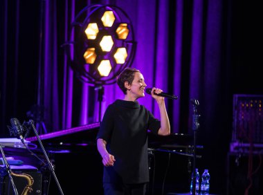 Krakov, Polonya - 26 Nisan 2018: Amerikan caz vokalisti Stacey Kent ile performansını ona eşlik eden dörtlüsü Kijow.Centre sahnede, Krakow, Polonya. Döngüsü - büyük müzik dünya bir konser olduğunu 