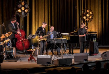 Krakov, Polonya - 26 Nisan 2018: Amerikan caz vokalisti Stacey Kent ile performansını ona eşlik eden dörtlüsü Kijow.Centre sahnede, Krakow, Polonya. Döngüsü - büyük müzik dünya bir konser olduğunu 