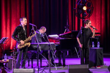Krakov, Polonya - 26 Nisan 2018: Amerikan caz vokalisti Stacey Kent ile performansını ona eşlik eden dörtlüsü Kijow.Centre sahnede, Krakow, Polonya. Döngüsü - büyük müzik dünya bir konser olduğunu 