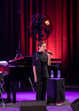 Krakov, Polonya - 26 Nisan 2018: Amerikan caz vokalisti Stacey Kent ile performansını ona eşlik eden dörtlüsü Kijow.Centre sahnede, Krakow, Polonya. Döngüsü - büyük müzik dünya bir konser olduğunu 