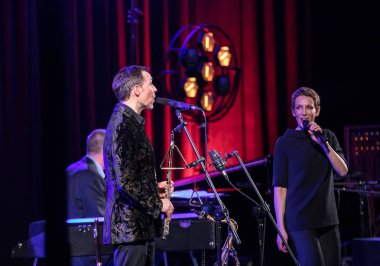 Krakov, Polonya - 26 Nisan 2018: Amerikan caz vokalisti Stacey Kent ile performansını ona eşlik eden dörtlüsü Kijow.Centre sahnede, Krakow, Polonya. Döngüsü - büyük müzik dünya bir konser olduğunu 