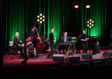 Krakov, Polonya - 26 Nisan 2018: Amerikan caz vokalisti Stacey Kent ile performansını ona eşlik eden dörtlüsü Kijow.Centre sahnede, Krakow, Polonya. Döngüsü - büyük müzik dünya bir konser olduğunu 