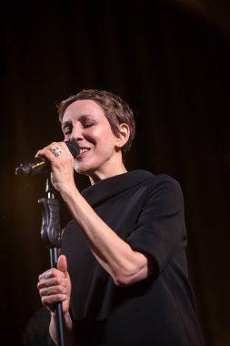 Krakov, Polonya - 26 Nisan 2018: Amerikan caz vokalisti Stacey Kent ile performansını ona eşlik eden dörtlüsü Kijow.Centre sahnede, Krakow, Polonya. Döngüsü - büyük müzik dünya bir konser olduğunu 