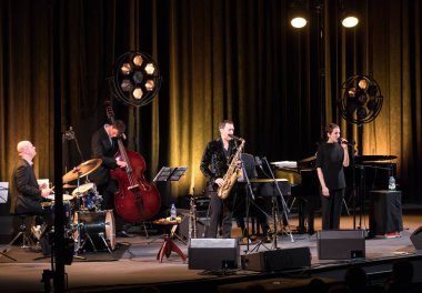 Krakov, Polonya - 26 Nisan 2018: Amerikan caz vokalisti Stacey Kent ile performansını ona eşlik eden dörtlüsü Kijow.Centre sahnede, Krakow, Polonya. Döngüsü - büyük müzik dünya bir konser olduğunu 