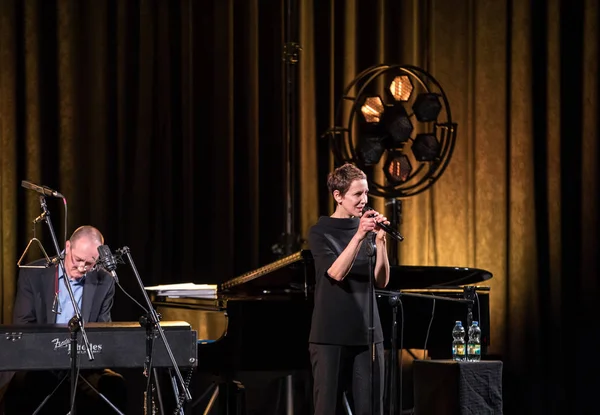 克拉科夫 2018年4月26日 美国爵士乐歌手史黛西的演出与她伴随的四重奏在 Kijow 中心阶段在克拉科夫 这是一个周期的音乐会 伟大的音乐世界 — 图库照片