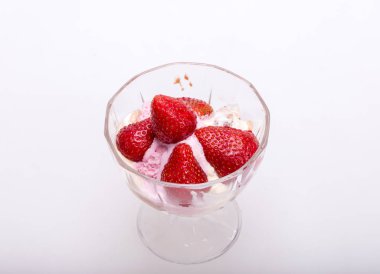 Dondurma ve beyaz arka planda izole edilmiş taze olgun çilekler. 