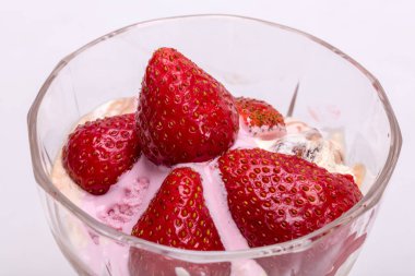 Dondurma ve beyaz arka planda izole edilmiş taze olgun çilekler. 