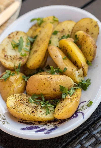 Batatas Com Ervas Polvilhadas Com Salsa Verde — Fotografia de Stock