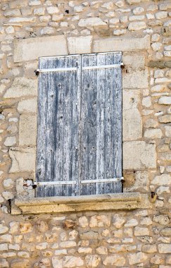 Eski taş ev ahşap kepenkleri, Provence, Fransa.
