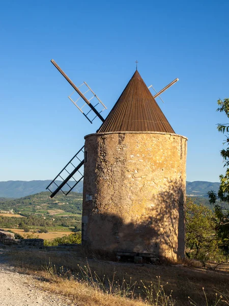 Παλιός Ανεμόμυλος Στο Saint Saturnin Les Apt Χρησιμοποιεί Στην Προβηγκία — Φωτογραφία Αρχείου