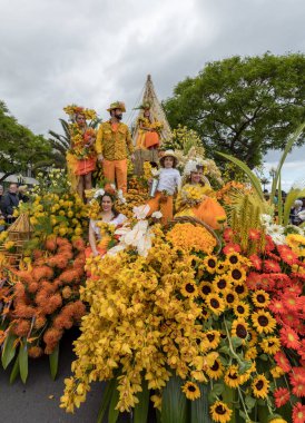 Funchal; Madeira; Portekiz - 22 Nisan; 2018: bir grup insan üzerinde çiçek float Madeira çiçek Festivali geçit töreninde Funchal Madeira Adası, renkli kostümleri. Portekiz.