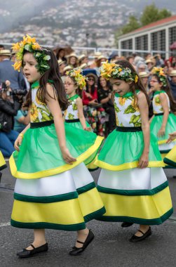 Funchal; Madeira; Portekiz - 22 Nisan; 2018: renkli elbiseler kız bir grup dans Madeira çiçek Festivali geçit töreninde Funchal, Madeira Adası üzerinde. Portekiz.