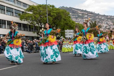 Funchal; Madeira; Portekiz - 22 Nisan; 2018: bir grup insan renkli kostümleri dans Madeira çiçek Festivali geçit töreninde Funchal, Madeira Adası üzerinde. Portekiz.