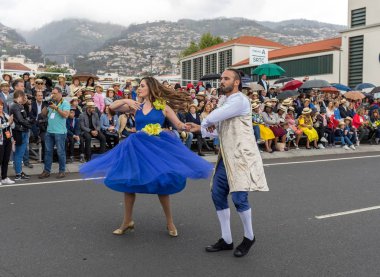 Funchal; Madeira; Portekiz - 22 Nisan; 2018: çift renkli kostümleri dans Madeira çiçek Festivali geçit töreninde Funchal, Madeira Adası üzerinde. Portekiz.