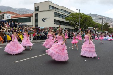 Funchal; Madeira; Portekiz - 22 Nisan; 2018: bir grup insan pembe kostümleri dans Madeira çiçek Festivali geçit töreninde Funchal, Madeira Adası üzerinde. Portekiz.