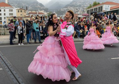 Funchal; Madeira; Portekiz - 22 Nisan; 2018: bir grup insan pembe kostümleri dans Madeira çiçek Festivali geçit töreninde Funchal, Madeira Adası üzerinde. Portekiz.