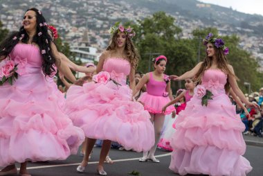 Funchal; Madeira; Portekiz - 22 Nisan; 2018: bir grup insan pembe kostümleri dans Madeira çiçek Festivali geçit töreninde Funchal, Madeira Adası üzerinde. Portekiz.