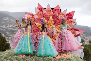 Funchal; Madeira; Portekiz - 22 Nisan; 2018: kızlar çiçek float Madeira çiçek Festivali geçit töreninde Funchal Madeira Adası, üzerinde renkli kostümleri. Portekiz.