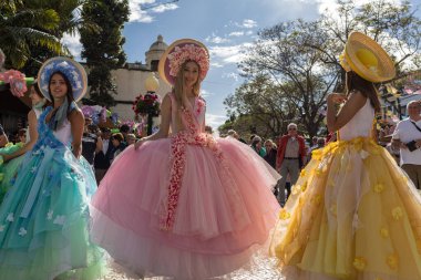 Funchal; Madeira; Portekiz - 19 Nisan; 2018: kadınlar Avenida Arriaga, Madeira çiçek Festivali, Funchal, Madeira, Portekiz üzerinde renkli kostümleri