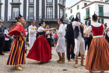 Funchal, Portekiz - 19 Nisan 2018: Halk müzisyenler ve dansçılar Avenida Arriaga Funchal Madeira Adası, Portekiz performans.