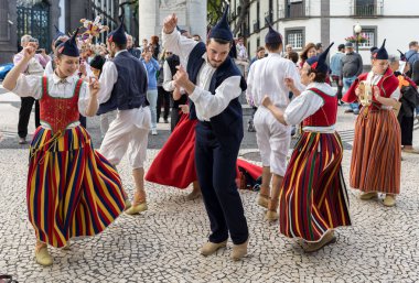 Funchal, Portekiz - 19 Nisan 2018: Halk müzisyenler ve dansçılar Avenida Arriaga Funchal Madeira Adası, Portekiz performans.