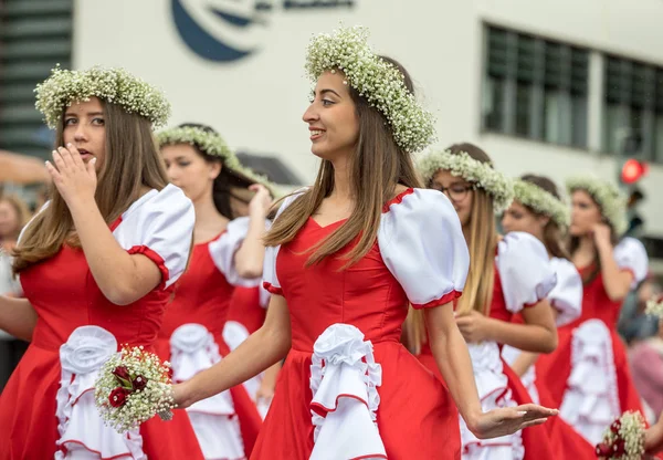 フンシャル マデイラ ポルトガル 2018 赤と白のドレスの女性のグループはマデイラ島のフンシャル マデイラの花フェスティバル パレードで踊っています ポルトガル — ストック写真