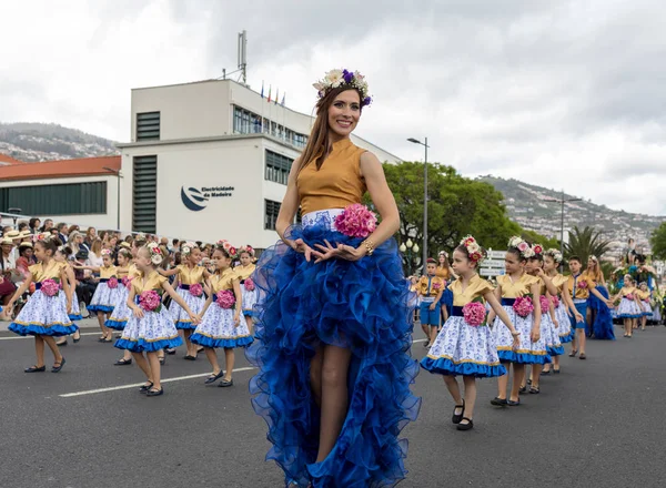 Funchal; Madeira; Portekiz - 22 Nisan; 2018: bir grup insan renkli kostümleri dans Madeira çiçek Festivali geçit töreninde Funchal, Madeira Adası üzerinde. Portekiz.