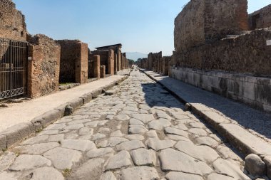 Pompei, İtalya kalıntıları antik bir Arnavut kaldırımlı sokakta.