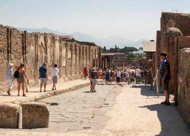 Pompei, İtalya - 15 Haziran 2017: Bir eski Arnavut kaldırımlı sokakta Pompei, İtalya kalıntıları. Roma şehri Vesuvius volkan tarafından tahrip.