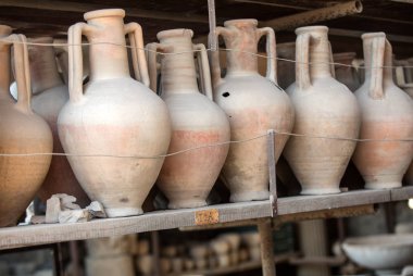Pompei 'de Vesuvius patlamasından kurtulan gemiler, saksılar ve çeşitli eserler çıkarıldı ve kataloglandı. Pompei, İtalya
