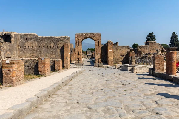 Pompeia Itália Junho 2017 Uma Antiga Rua Paralelepípedos Nas Ruínas — Fotografia de Stock