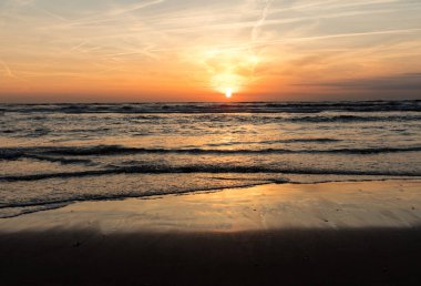 Deniz turuncu gökyüzü karşı doğal görünümü