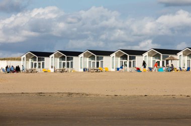 Katwijk, Hollanda - 23 Nisan 2017: satır Katwijk, Hollanda Hollanda sahilinde beyaz plaj evleri