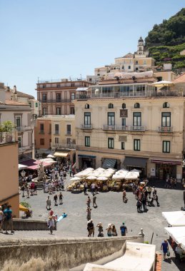 Amalfi, İtalya - 13 Haziran 2017: Turist ünlü Piazza del Duomo ile çok sayıda kafe, Bar ve Hediyelik eşya mağazaları ziyaret edin. Amalfi. İtalya