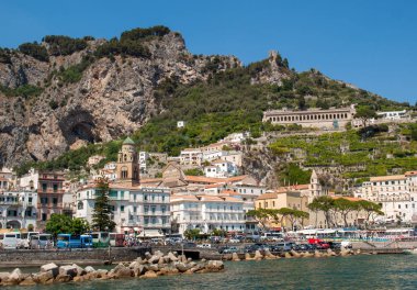 Amalfi, İtalya - 13 Haziran 2017: Amalfi, görünümü. Amalfi doğal Amalfi Coast İtalya üzerinde büyüleyici bir tatil beldesi olan.