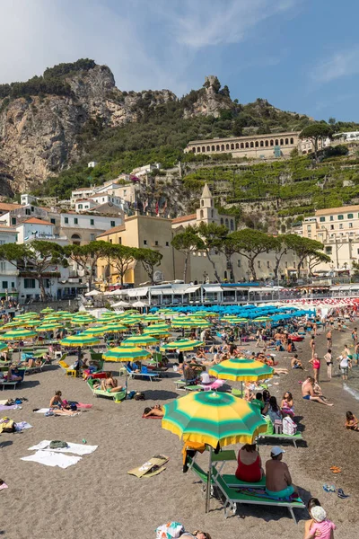 Amalfi Itália Junho 2017 Pessoas Descansam Dia Ensolarado Praia Amalfi — Fotografia de Stock