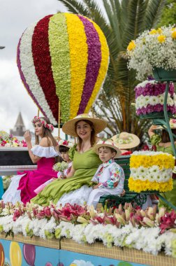 Funchal; Madeira; Portekiz - 22 Nisan; 2018: bir grup insan üzerinde çiçek float Madeira çiçek Festivali geçit töreninde Funchal Madeira Adası, renkli kostümleri. Portekiz.