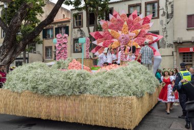 Funchal; Madeira; Portekiz - 22 Nisan; 2018: parade, son anlarıyla işe çiçek float süs Madeira çiçek Festivali, Funchal, Madeira, Portekiz