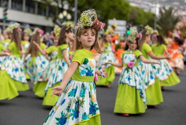Funchal; Madeira; Portekiz - 22 Nisan; 2018: kız renkli kostümleri bir grup dans Madeira çiçek Festivali geçit töreninde Funchal, Madeira Adası üzerinde. Portekiz.