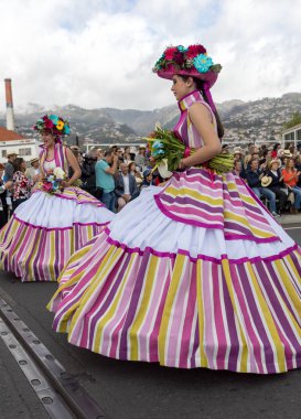 Funchal; Madeira; Portekiz - 22 Nisan; 2018: bir grup kadın renkli kostümleri dans Madeira çiçek Festivali geçit töreninde Funchal, Madeira Adası üzerinde. Portekiz.